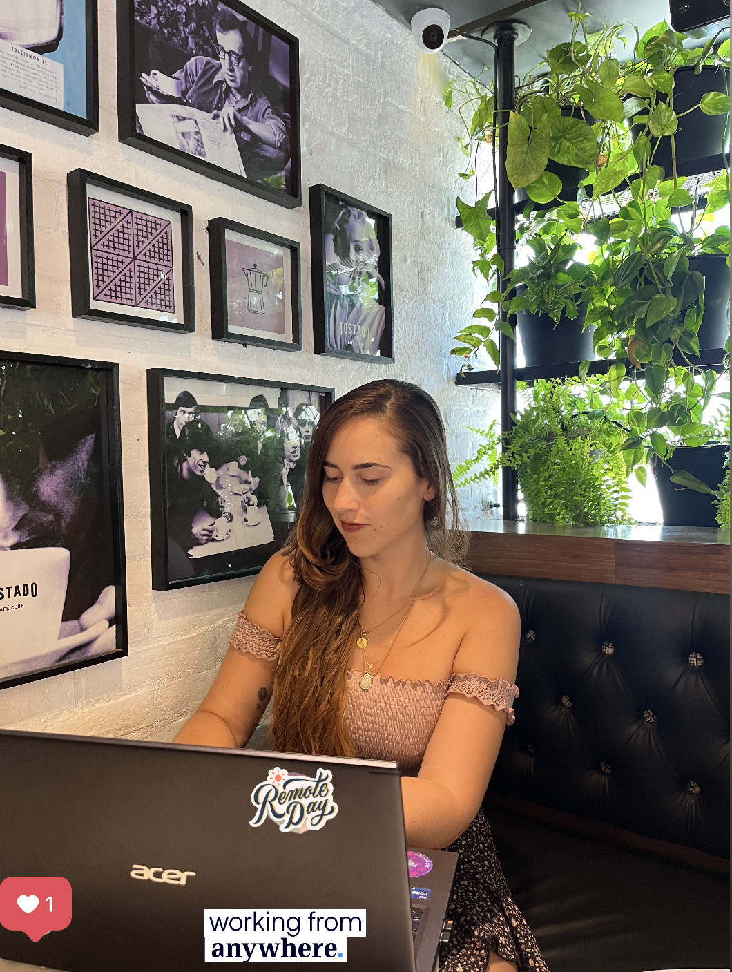 Eliana trabajando desde una cafetería con su laptop