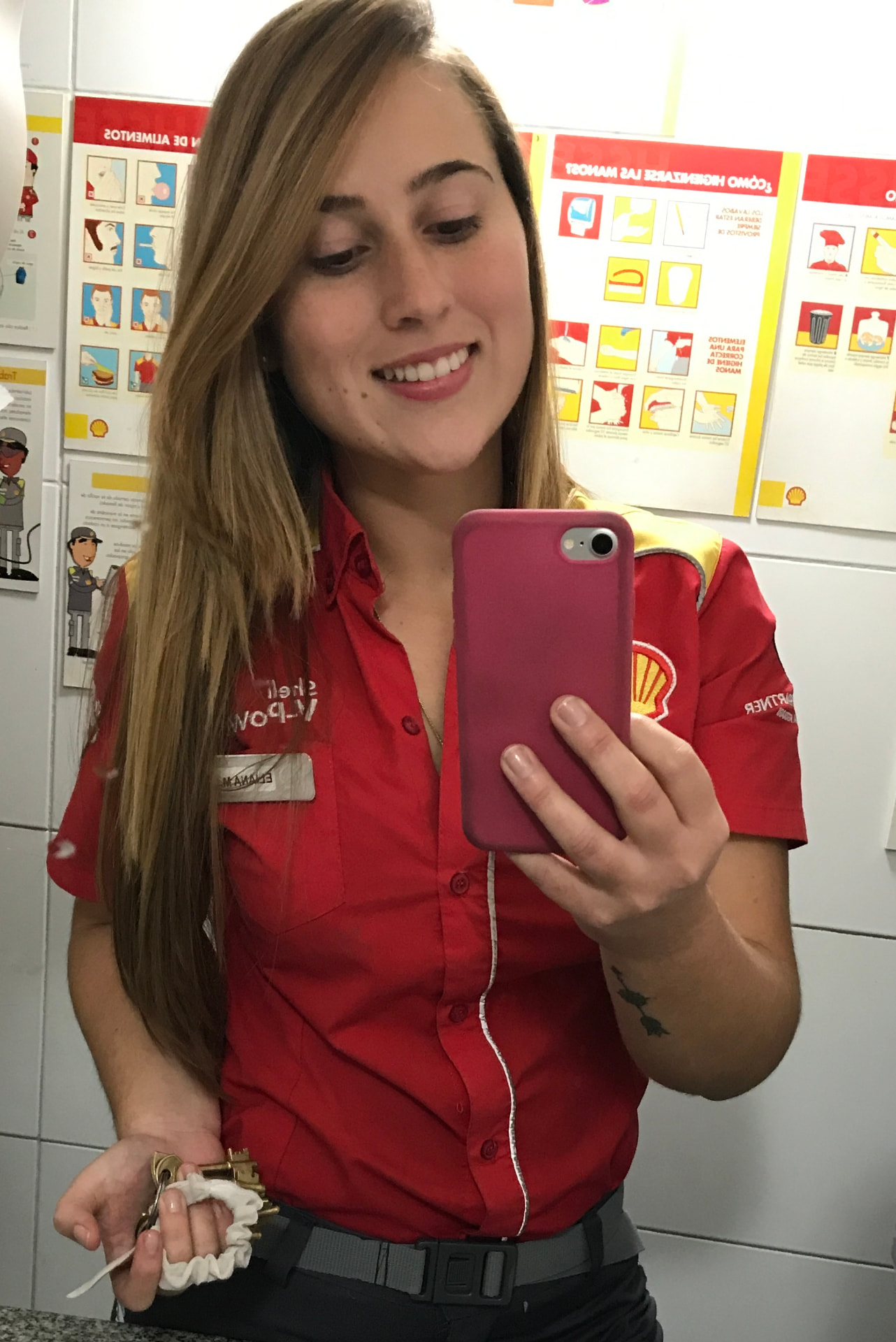Eliana con el uniforme de Shell en su primer trabajo formal