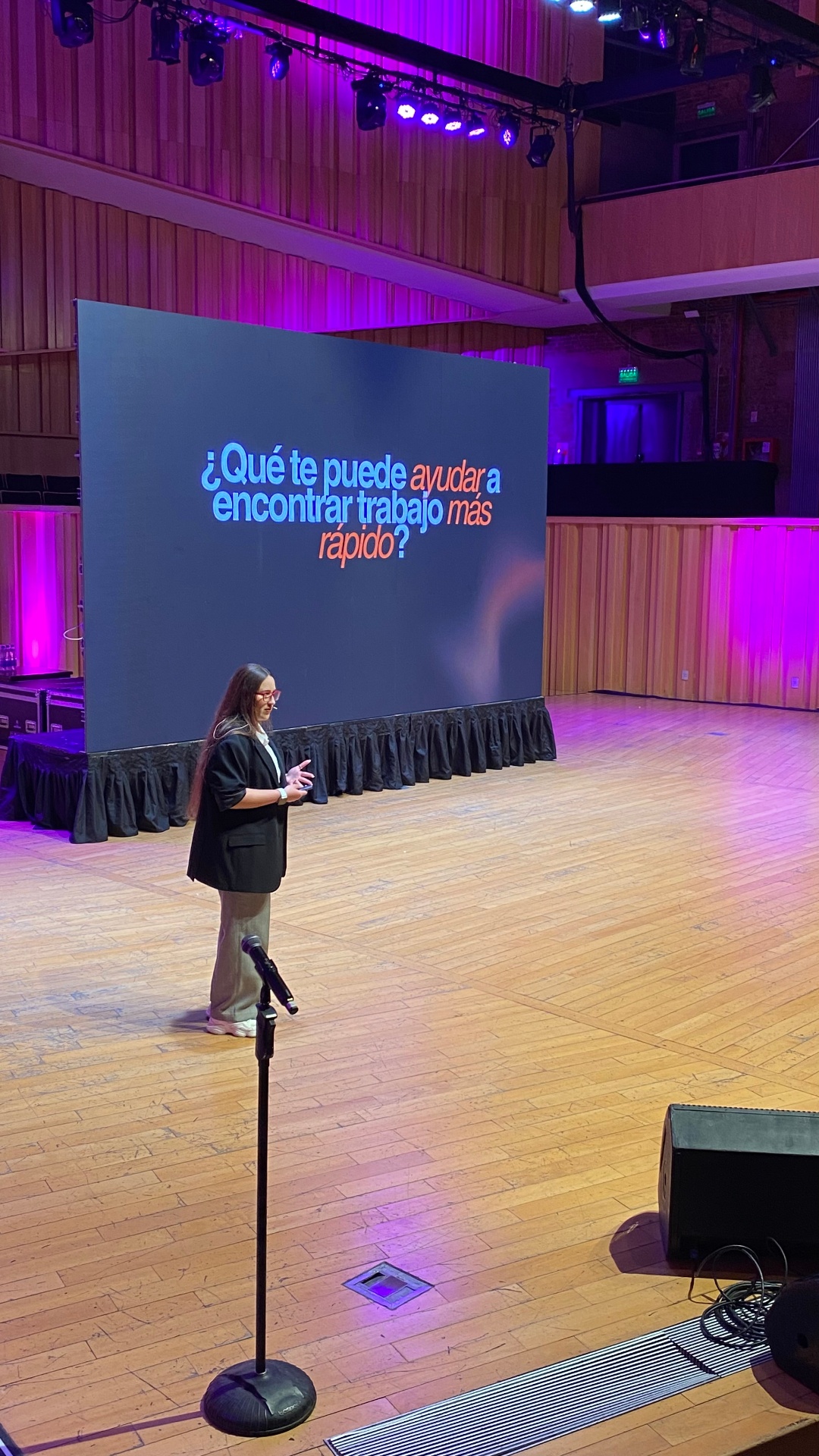 Eliana Medina en una conferencia sobre búsqueda laboral