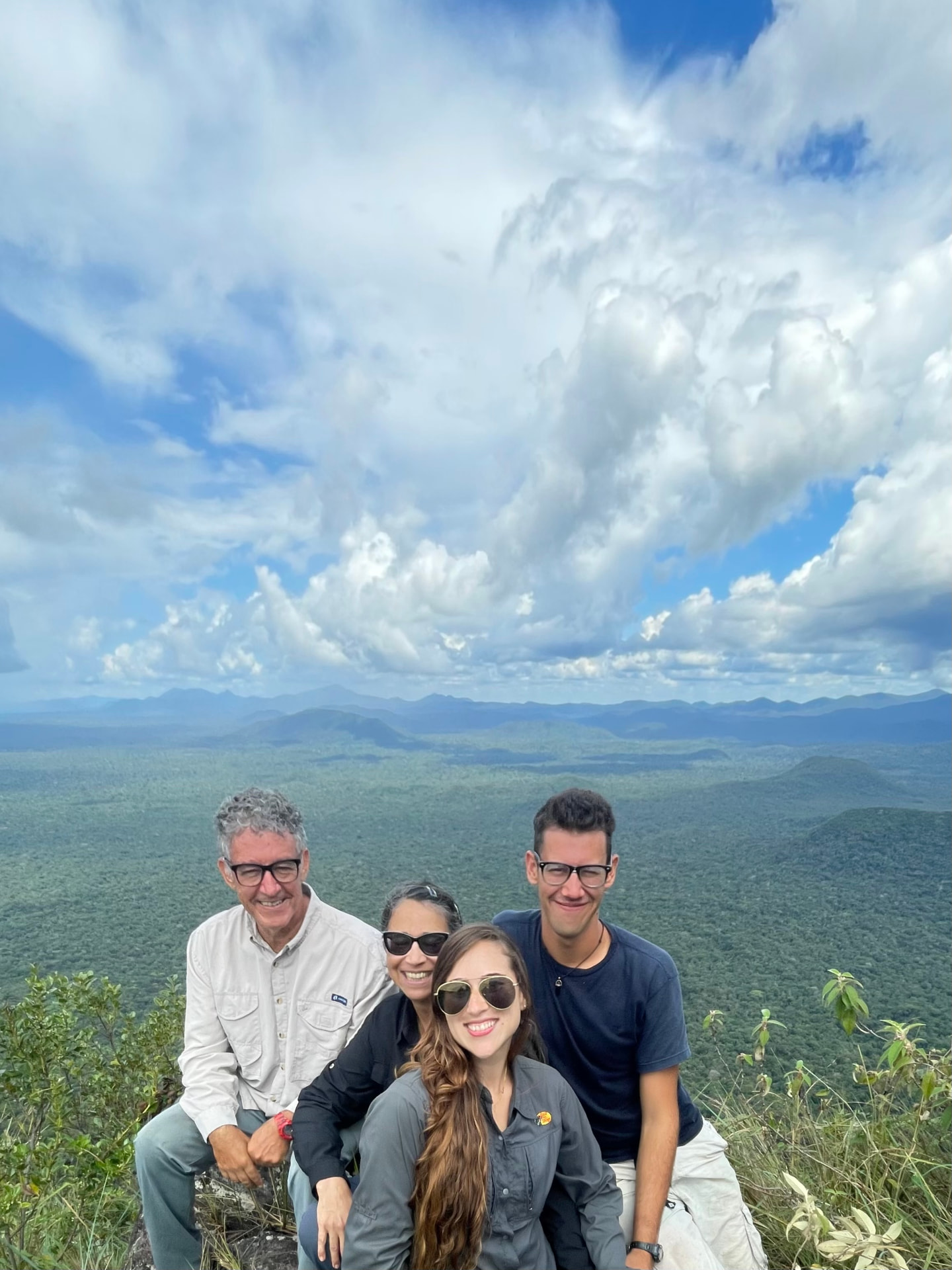 Eliana con su familia en un mirador de montaña