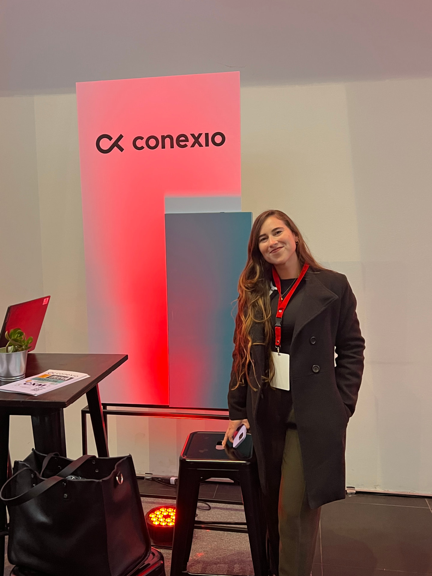 Eliana representando a Conexio en un evento